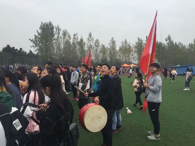 为比赛选手加油呐喊 为比赛选手加油呐喊